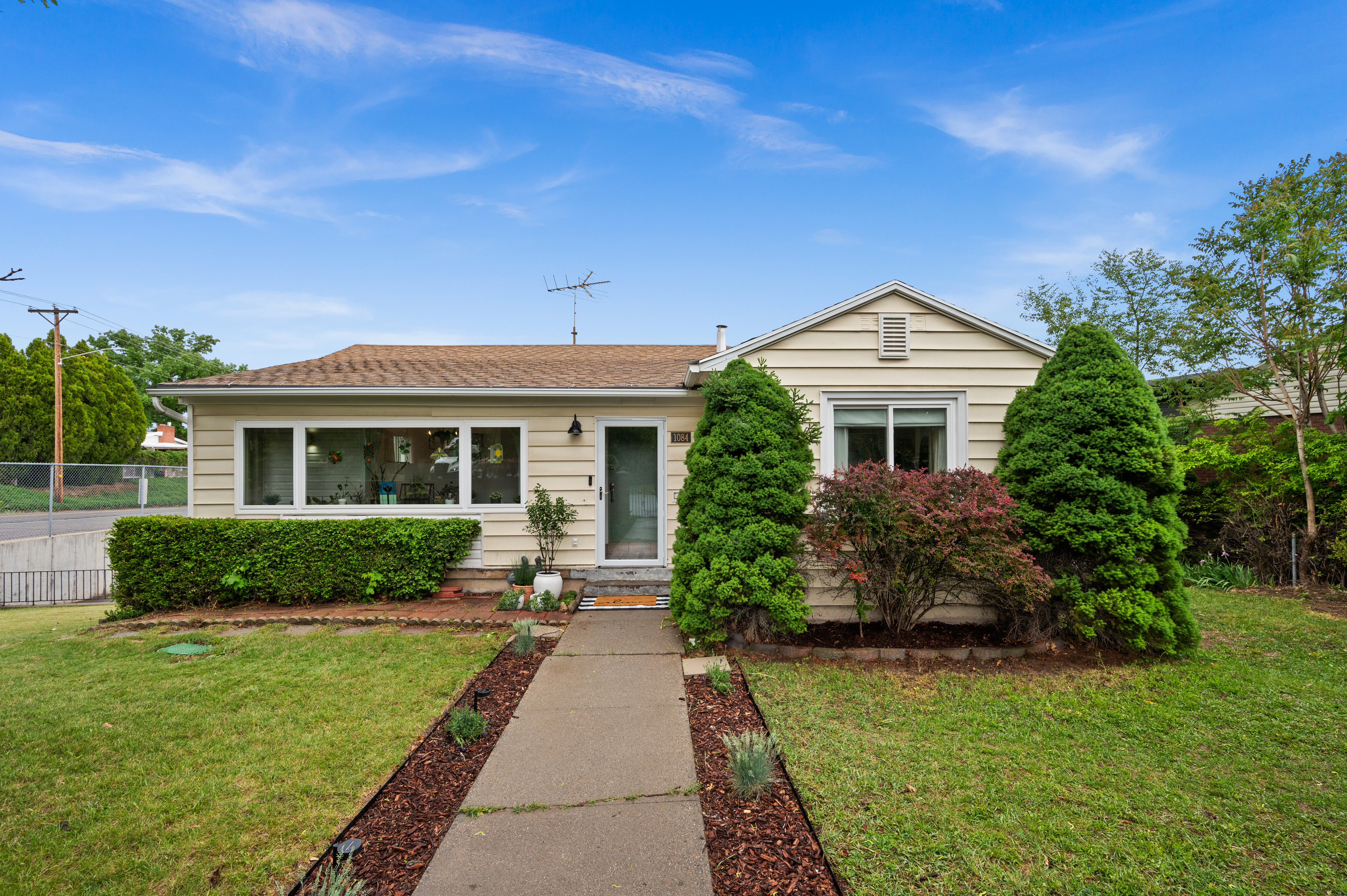 1084 E Hillview Dr | SALE PENDING
