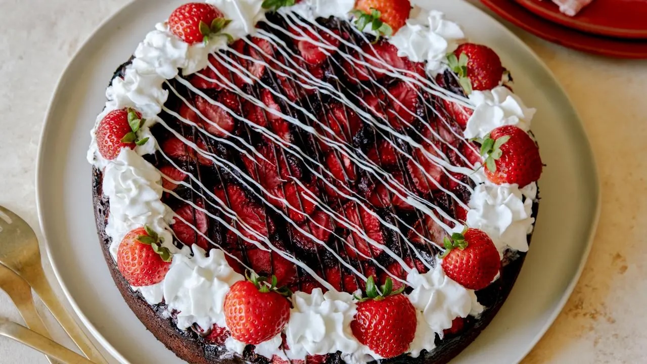 Dava's Valentine Feature: Chocolate Strawberry Cake