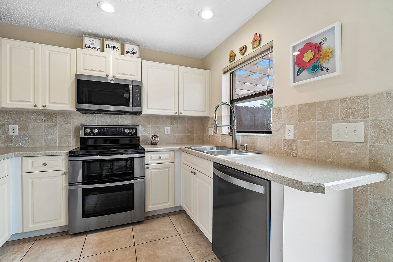018-2206LandingsBlvd-Greenacres-FL-small.jpg