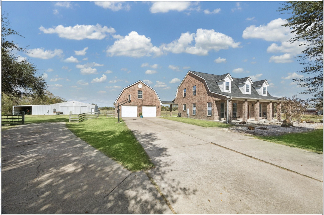 5130 County Road 392 | Home For Sale With Acreage in Alvin, TX | Christy Buck Team