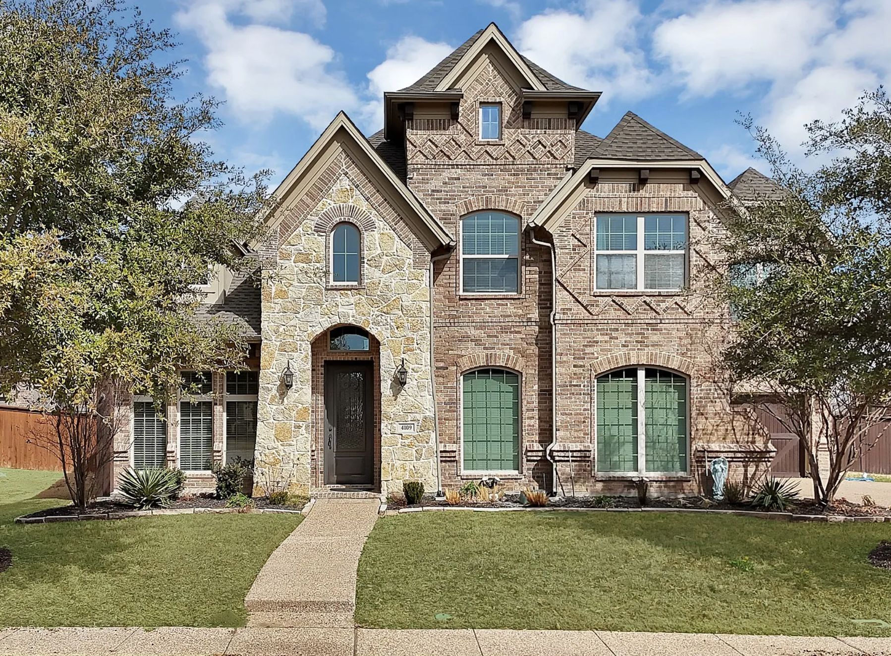 5-Bed Mansfield Home With Pool