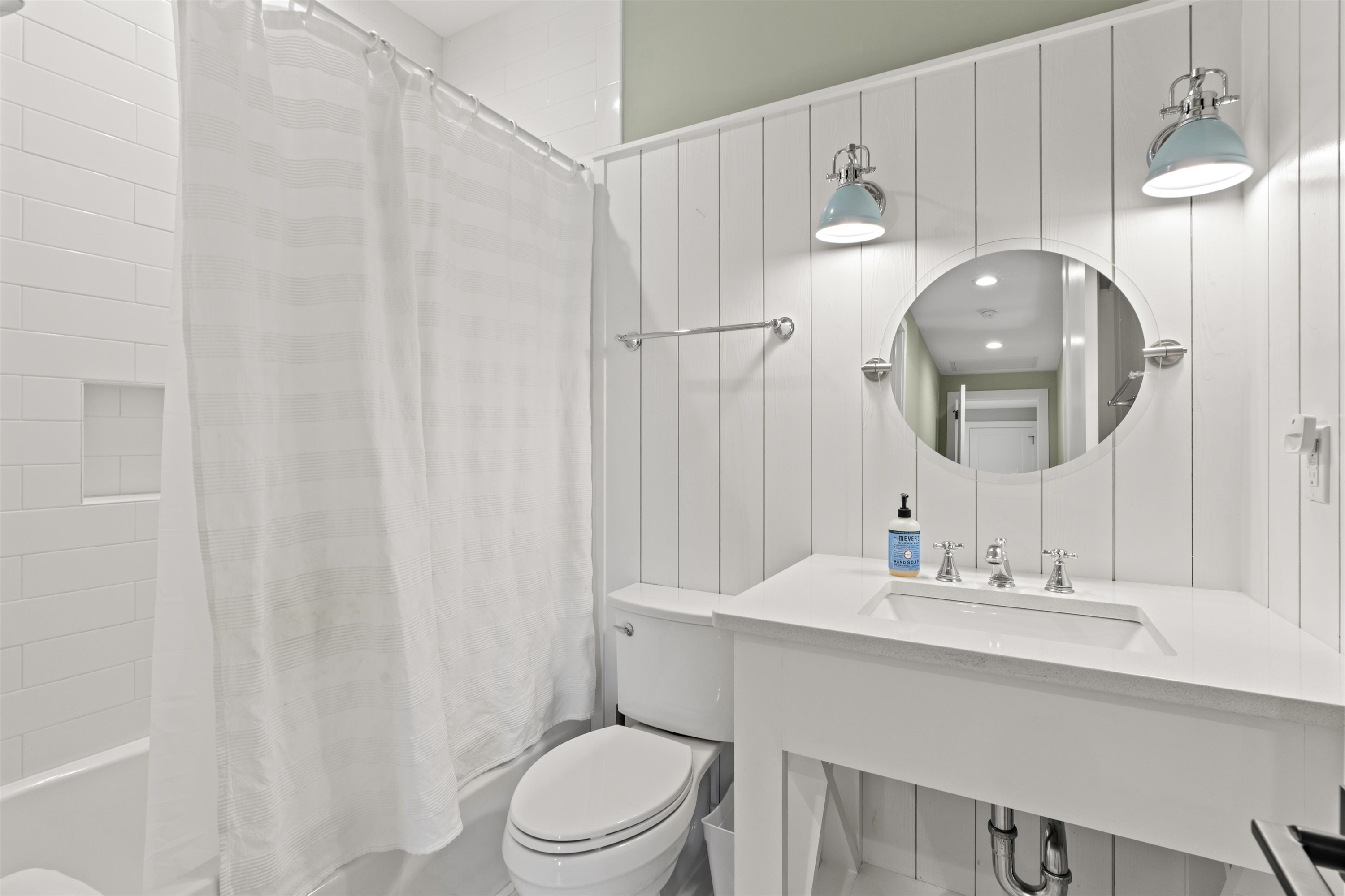 09-Bathroom 1.jpg