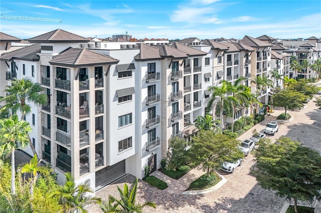 Naples Square luxury condominiums near Fifth Avenue South in Downtown Naples