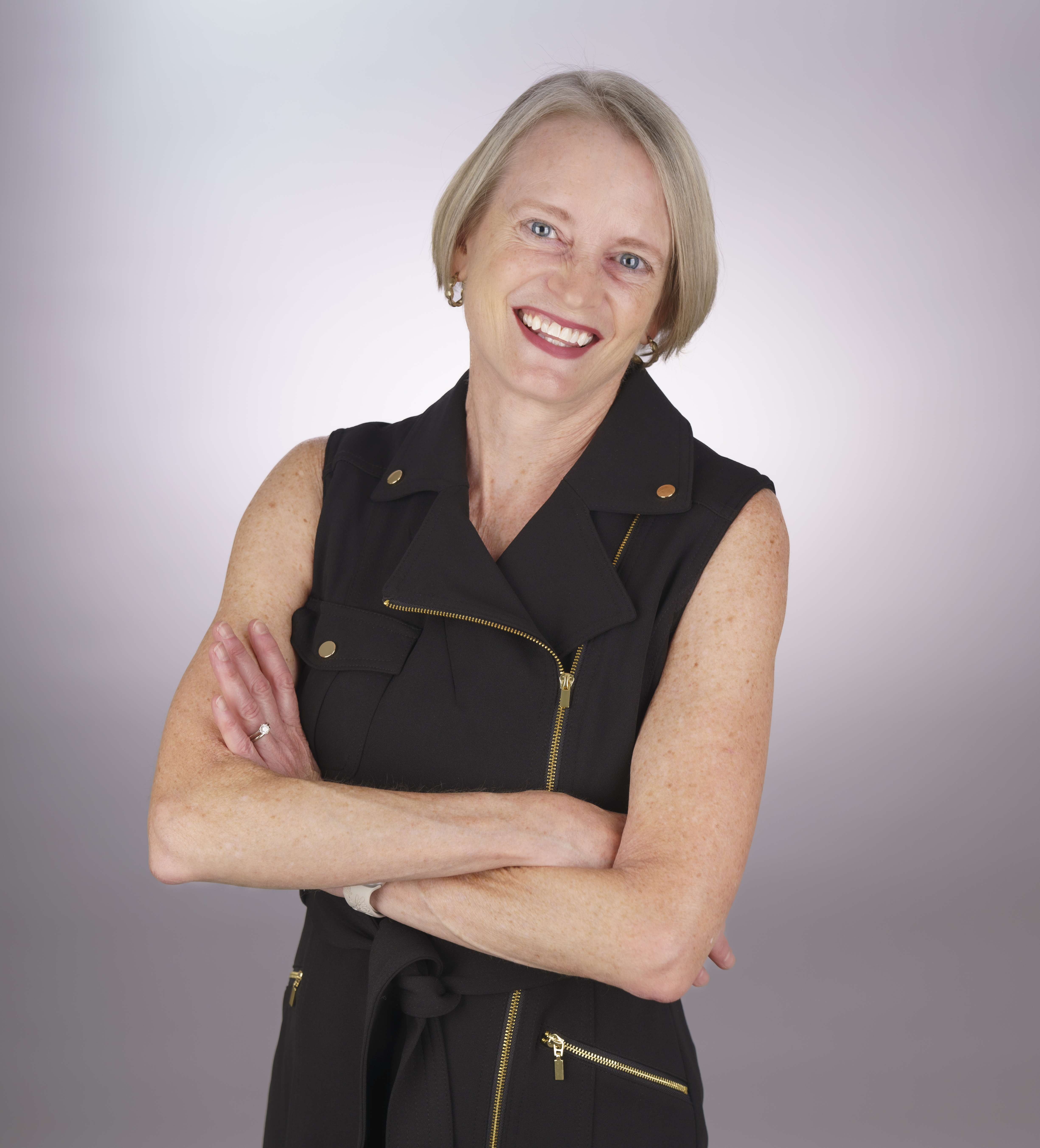 DSC01748 arms crossed.jpg