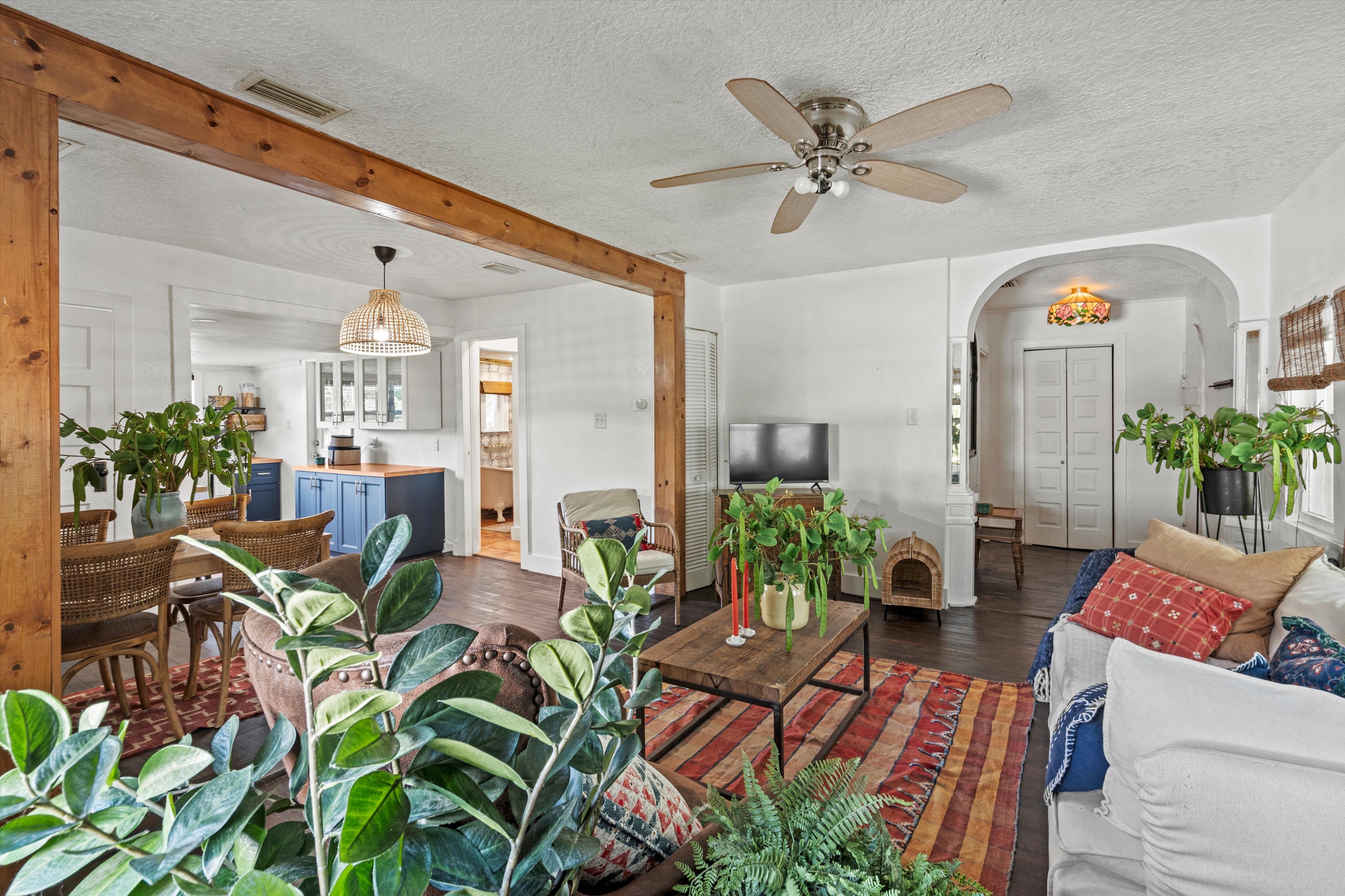 08-Living Room.jpg