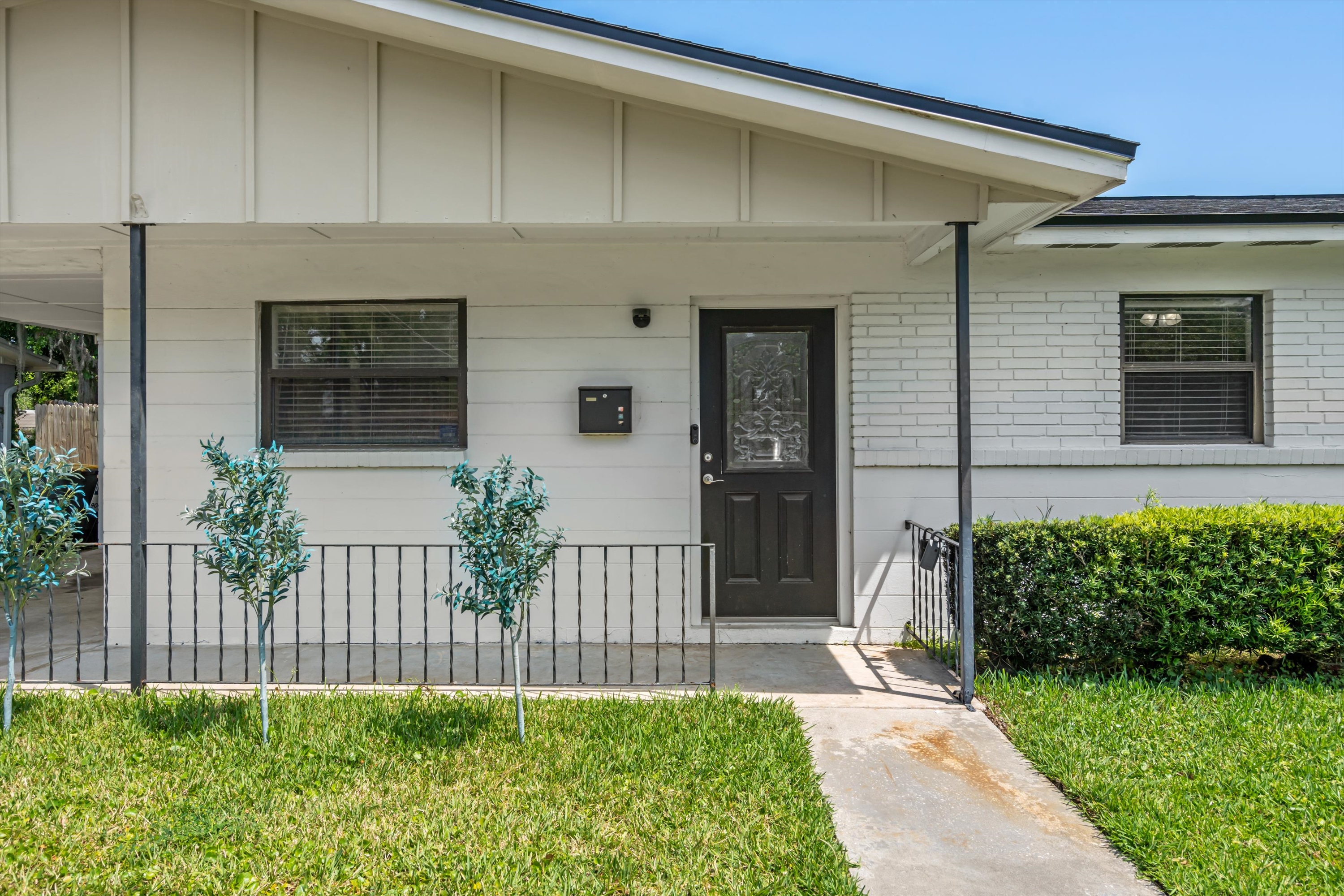 05-Front Porch.jpg