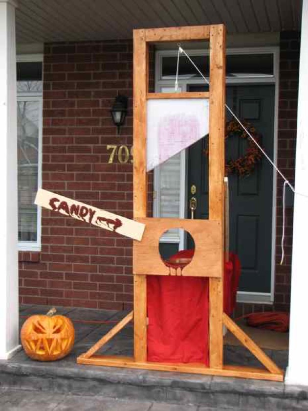 scary halloween-guillotine.jpg