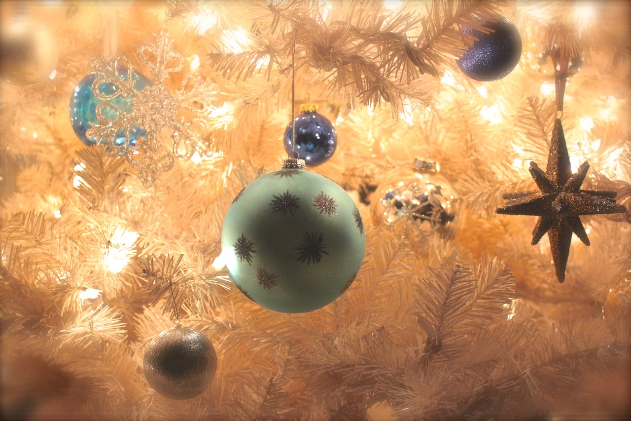 celebration-christmas-christmas-balls-245540.jpg