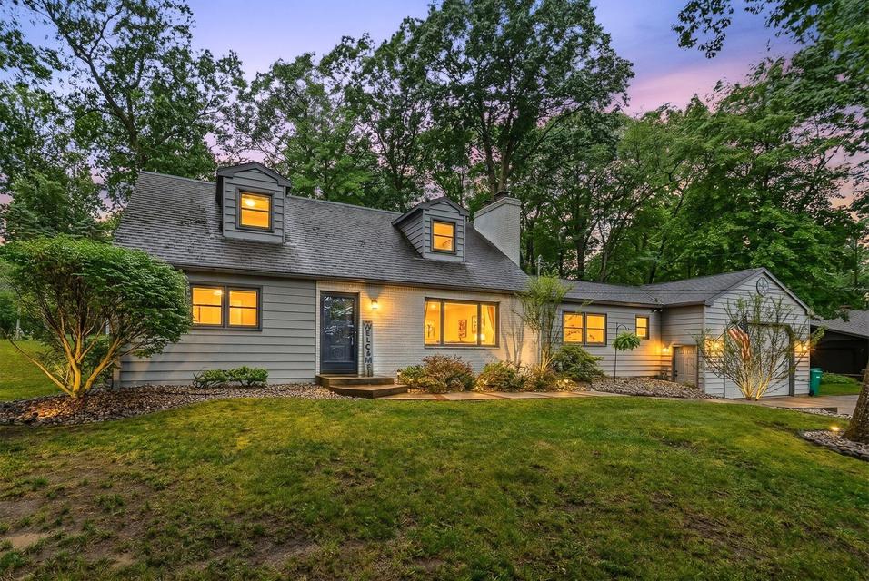 726 Lakeview Dr