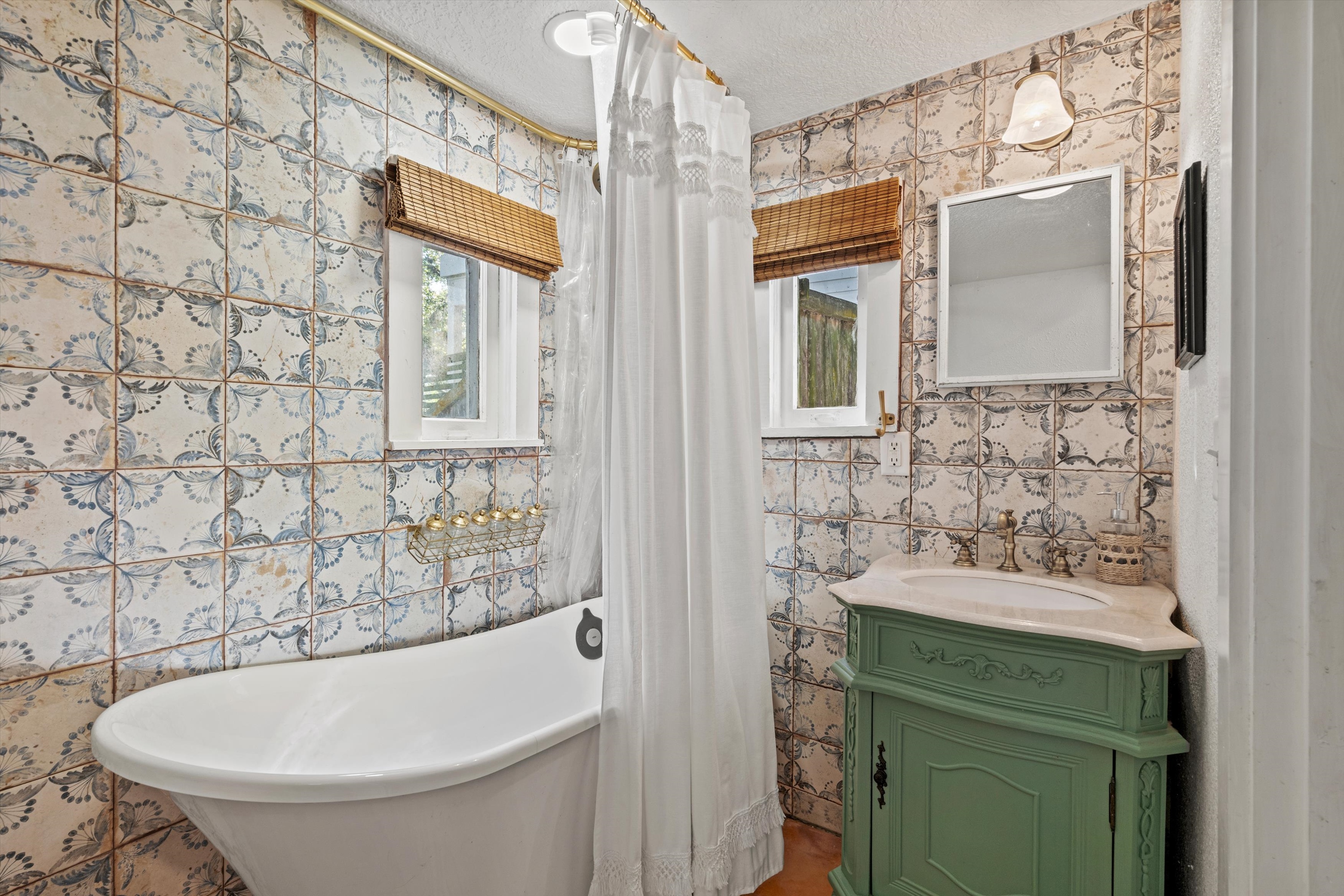 17-Bathroom 1.jpg