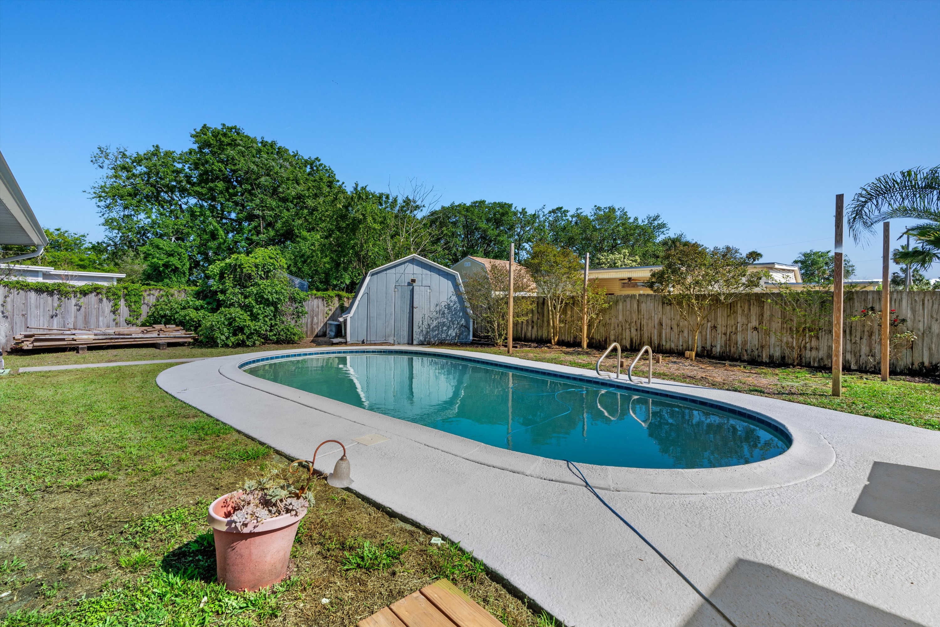 28-Pool Area.jpg