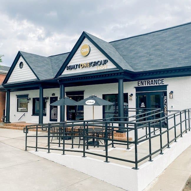 325404792_561088165897878_321212954303867764_n (2).jpg